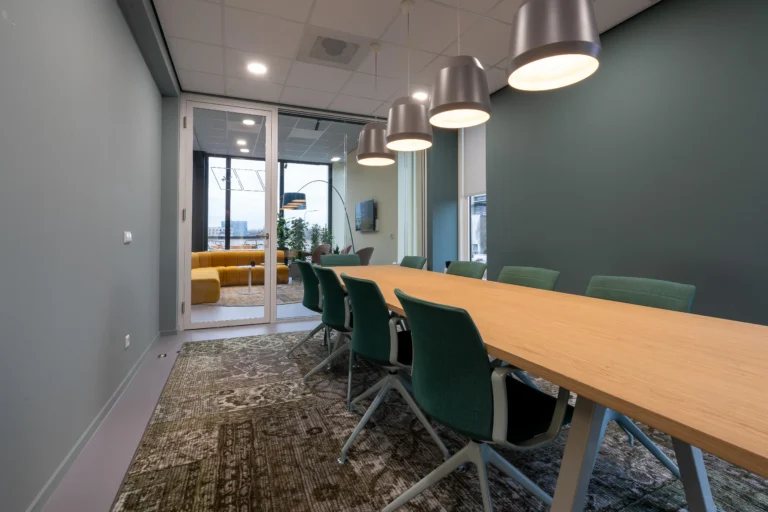 Zona de coworking del condominio Canoës en Cartagena
